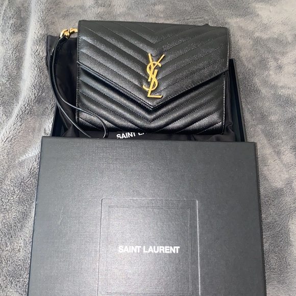 AUTHENTIC MONOGRAM CLUTCH IN QUILTED GRAIN DE POUDRE EMBOSSED LEATHER - Picture 2 of 10